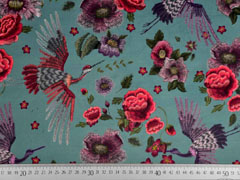 Dekosamt Velourstoff Blumen Kraniche, rot dunkles altmint