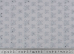 bestickter Baumwollstoff Blumen Schmetterlinge Lochstickerei, hellgrau