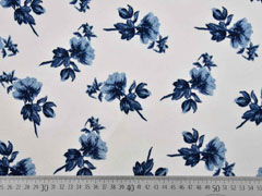 Crepe Blusenstoff Bubble Satin Blumen, dunkelblau wei�