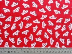 Baumwollstoff Papierschiffchen/Segelboote, wei� auf rot