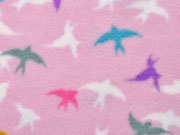 Fleece Schwalben, bunt auf rosa