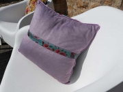 Dekosamt Velourstoff Blumen Kraniche, rot dunkles altmint