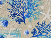 Dekostoff Leinenlook Seesterne Korallen Muscheln, blau natur