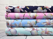 Blusenstoff Digitaldruck Magnolien, hellblau