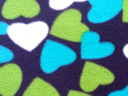 RESTST�CK 42 cm Fleece gro�e Herzen, bunt auf dunklem lila