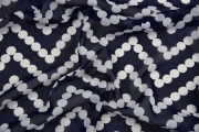 Chiffon Punkte als Zickzack, wei� auf dunkelblau