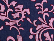Jeansstoff Stickerei Ranken, rosa auf dunkelblau