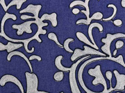 Jeansstoff Stickerei Ranken, beige auf dunkelblau