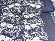 Jeansstoff bestickt Blumenranken, dunkles jeansblau