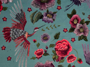 Dekosamt Velourstoff Blumen Kraniche, rot dunkles altmint