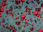 Dekosamt Velourstoff Blumen Kraniche, rot dunkles altmint