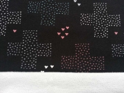 French Terry bunte Kreuze und Herzchen, schwarz