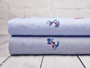 Baumwollstoff gestickter Anker, hellblau meliert