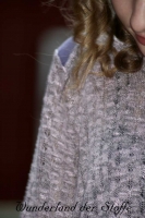 Luftiger Strickstoff mit kleinem Zopfmuster, rosa