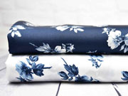 Crepe Blusenstoff Bubble Satin Blumen, wei� dunkelblau
