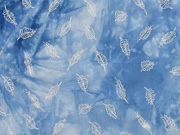 Viskose Batiklook kleine Bl�tter, wei� hellblau