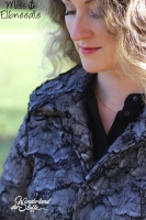 Edles Pelzimitat mit Struktur, silbergrau