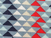 bunte Dreiecke auf stahlblau